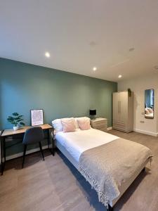 Postel nebo postele na pokoji v ubytování Redcross studio flat 118