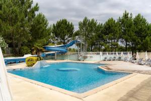 Bazén v ubytování Camping La Pointe du Médoc nebo v jeho okolí