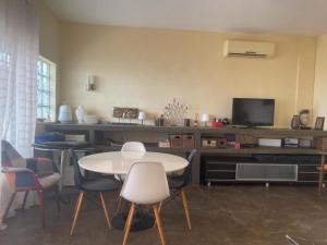 Una televisión o centro de entretenimiento en Villa Bou Rafet avec vue sur mer
