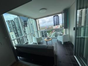 ブリスベンにあるLuxury Apartment Brisbane CBDのソファと大きな窓のあるリビングルーム