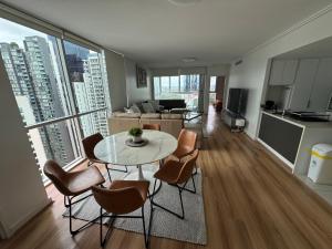 ブリスベンにあるLuxury Apartment Brisbane CBDのリビングルーム(テーブル、椅子付)
