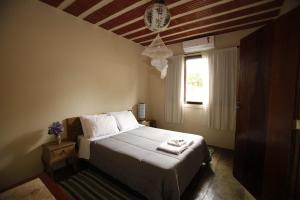 a bedroom with a bed and a window at Apoena Chales da Ilha in São Francisco Xavier