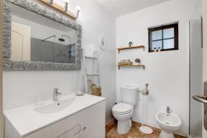 une salle de bain blanche avec un lavabo et des toilettes dans l'établissement Casa Lavadeira - Vinhas De Nexe, à Faro 21 autres photos