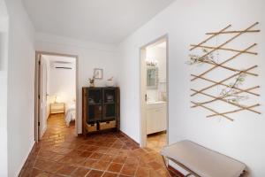 une chambre blanche avec une table dans l'établissement Casa Lavadeira - Vinhas De Nexe, à Faro