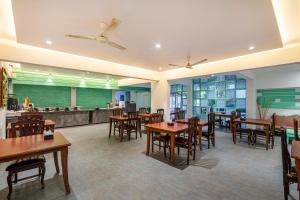 Hotel StayBird - Nest, Kharadi餐厅或其他用餐的地方