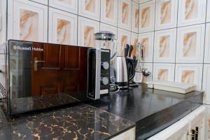 Kuchyň nebo kuchyňský kout v ubytování T-Square Residence Makepe