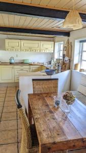 Nhà bếp/bếp nhỏ tại Gemütliches Reetdachhaus mit Kaminofen