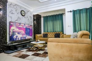 TV a/nebo společenská místnost v ubytování T-Square Residence Makepe