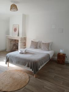 Un pat sau paturi într-o cameră la Appartement Doutre - 3e étage