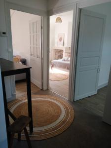 Un pat sau paturi într-o cameră la Appartement Doutre - 3e étage +3 fotografii