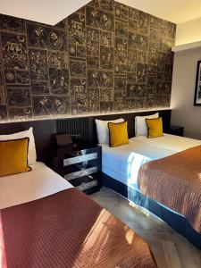 Postel nebo postele na pokoji v ubytování Hotel Sebastians