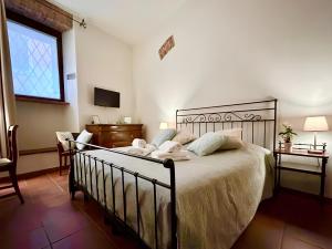 a bedroom with a bed with towels on it at Arena in Love - Centre Rooms in Verona