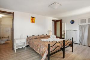 Un dormitorio con una cama y un baño. en Il Giostro 2 Biassa, en La Spezia