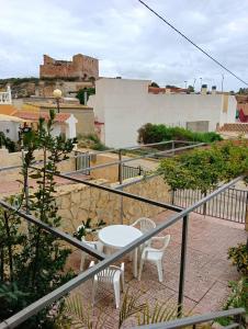 a balcony with a table and chairs and a castle at Casa EL CASTILLO ,a 5 kilómetros de la playa in Mazarrón