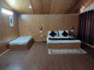 Postel nebo postele na pokoji v ubytování MeghSparsh Resort, Narkanda