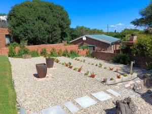 un giardino con un mucchio di piante in un cortile di Large Suite - Dream Den at Rustic Dune 3 a Jeffreys Bay