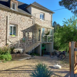 a stone house with a staircase in front of it at Gite Charlotte au Domaine de la Morétie in Cublac