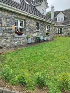 Taman di luar Cozy Holiday Home in the Scenic Glen of Aherlow