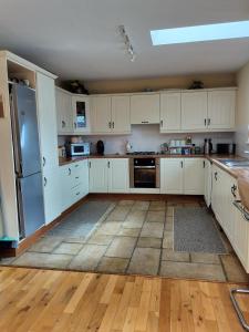 Dapur atau dapur kecil di Cozy Holiday Home in the Scenic Glen of Aherlow