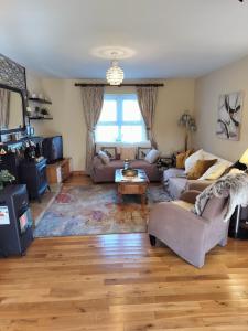 Ruang duduk di Cozy Holiday Home in the Scenic Glen of Aherlow