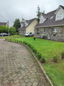 Taman di luar Cozy Holiday Home in the Scenic Glen of Aherlow