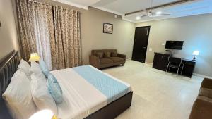 Postel nebo postele na pokoji v ubytování Abode Residency near USA Embassy Delhi Safdarjung Enclave New Delhi