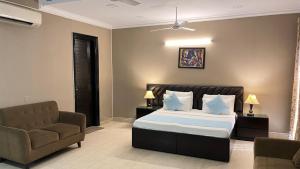 Postel nebo postele na pokoji v ubytování Abode Residency near USA Embassy Delhi Safdarjung Enclave New Delhi