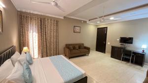 TV a/nebo společenská místnost v ubytování Abode Residency near USA Embassy Delhi Safdarjung Enclave New Delhi