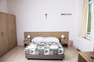 罗马San Luigi - Residenza Gemelli的卧室里有一张床，床铺是黑白相间的棉被