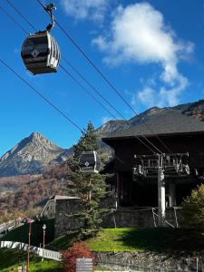 un remonte frente a un edificio con montaña en Appartement 4 à 6 personnes Hyper Centre au Calme dans impasse AVEC PARKING, en Cauterets