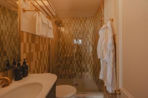 Un baño de The Belvedere Hotel & Spa 25 fotos más