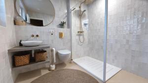 宾茨Residenz am Klünderberg by Rujana的带淋浴、马桶和水槽的浴室 更多242张照片