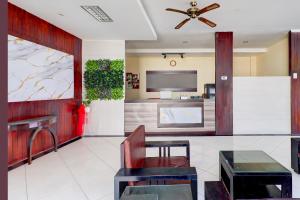 デンパサールにあるCollection O Near Bali Royal Hospital Renon Formerly JC Boutique Hotelのキッチン(テーブル、天井ファン付)