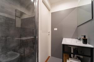 un baño con lavabo y ducha en Little Dream, en Cuneo