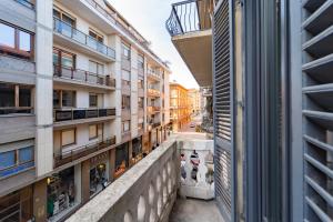 una vista de un callejón entre dos edificios en Little Dream, en Cuneo 3 fotos más