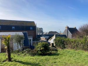 a group of houses in a yard with grass at Bleu Cottage, escapade proche mer à Ault in Ault