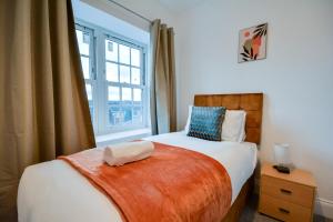 Postel nebo postele na pokoji v ubytování Spacious Two bedroom In Orrell with Free Parking + 5 fotografií