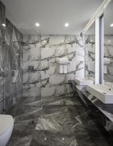 a bathroom with two sinks and a toilet at Villa Onyx in Amphoe Koh Samui
