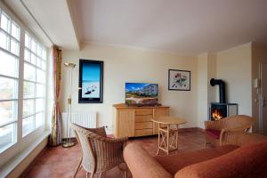 宾茨Residenz am Klünderberg by Rujana的带沙发、椅子和壁炉的客厅