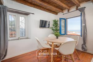 โทรทัศน์และ/หรือระบบความบันเทิงของ MyHouseSpain - Encantador apartamento en Cudillero