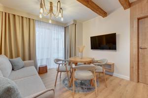 Televízia a/alebo spoločenská miestnosť v ubytovaní Merwede Residence - 100 metrów od plaży by Downtown Apartments