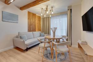 Televízia a/alebo spoločenská miestnosť v ubytovaní Merwede Residence - 100 metrów od plaży by Downtown Apartments
