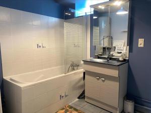 Ένα μπάνιο στο Appartement 4 pers, cuisine équipée, vue port, proche commodités - FR-1-418-62