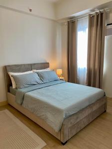 Postel nebo postele na pokoji v ubytování Condo unit near SM City Sta Rosa