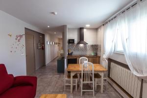 una cucina e una sala da pranzo con tavolo e sedie in legno di Escapada rural en Pontones, naturaleza y descanso en Rosa de los Vientos a Casas Carrasco