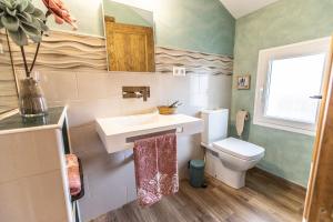 un bagno con lavandino e WC di Escapada rural en Pontones, naturaleza y descanso en Rosa de los Vientos a Casas Carrasco
