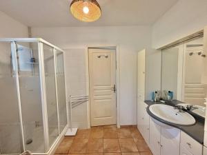 Koupelna v ubytování Villa "Regalu" vue mer Molini Porticcio + 18 fotografií