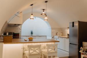 A kitchen or kitchenette at Panorama Vine House