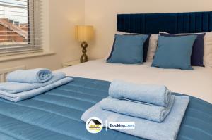 Postel nebo postele na pokoji v ubytování Duckett house, 3 Bedroom Detached House By B and R Serviced Accommodation Amesbury With Free Parking