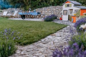 A garden outside Panorama Vine House